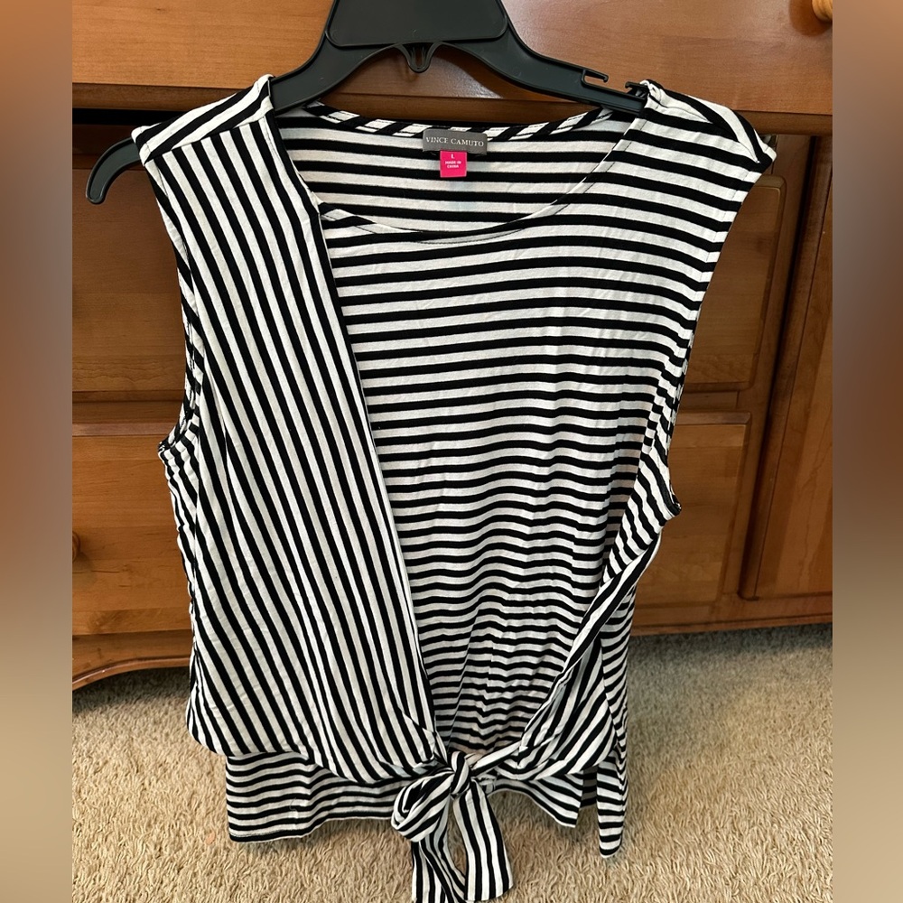 VINCE CAMUTO KNOTTED TOP